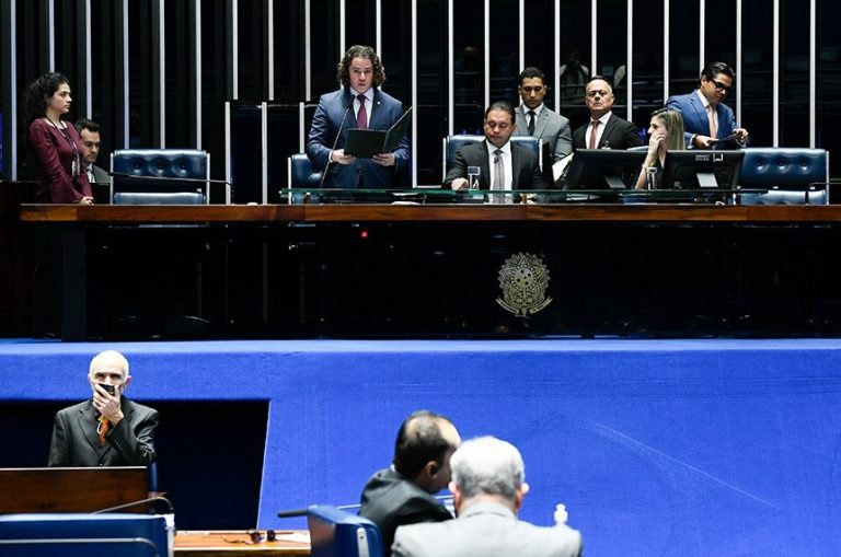 Sessão solene foi presidida pelo senador Weverton (PDT-MA), relator da proposição. Foto: Marco Oliveira/Agência Senado