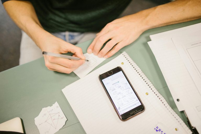 Projeto que proíbe celulares em escolas deve ser apresentado em outubro. Foto: Pexels