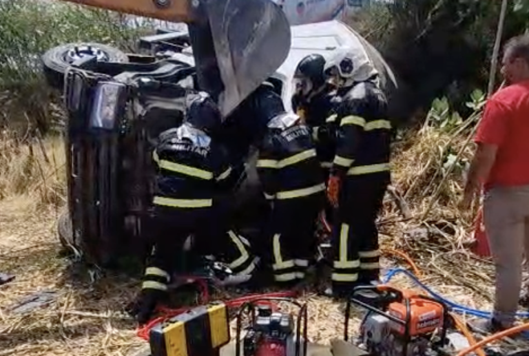 O motorista do veículo ficou preso nas ferragens e a guarnição local foi mobilizada imediatamente. Foto: Reprodução