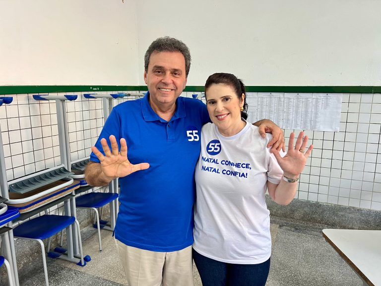 Carlos Eduardo votou acompanhado da esposa, Andrea, e disse estar confiante no resultado da eleição. Foto: Assessoria