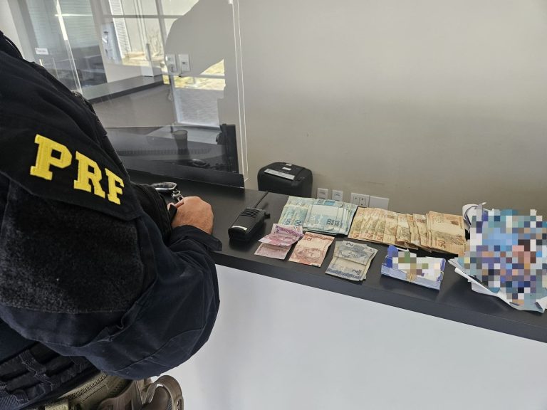 No veículo pertencente a um deputado estadual, onde estava o foragido, foram encontrados mais de R$ 2 mil, em espécie. Foto: PRF