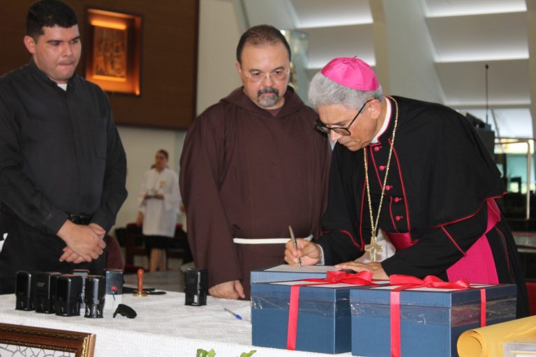 Dom João Santos Cardoso assinou a documentação necessária ao processo de beatificação de Padre João Maria. Foto: Arquidiocese