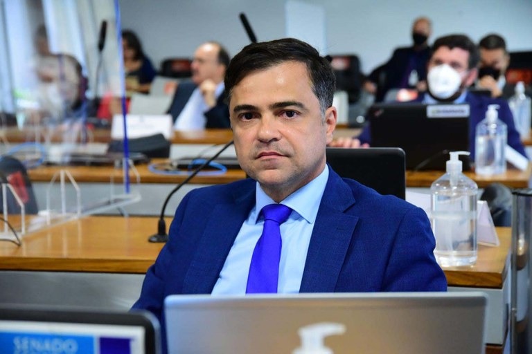 Diretor da Aneel, Sandoval Feitosa disse que se arrecada em torno de R$ 1,4 bilhão por ano com a taxa da fiscalização. Foto: Senado