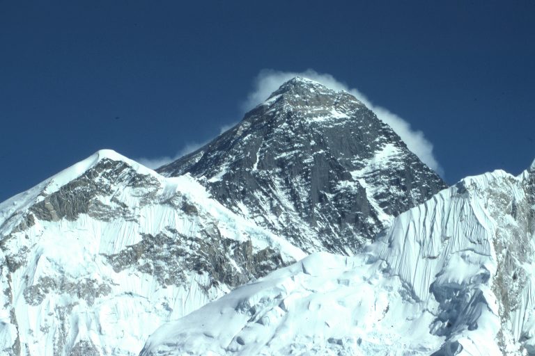 dupla, que buscava se tornar a primeira a conquistar o Everest, foi vista pela última vez a cerca de 245 metros do cume. Foto: Dick Hoskins/Pexels