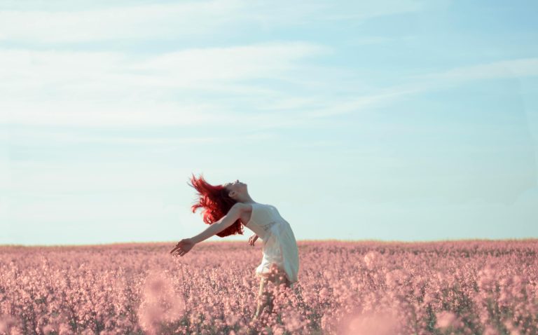 Outro problema associado à "felicidade tóxica" é a influência de 'gurus' que promovem uma visão distorcida do bem-estar emocional. Foto: Pexels