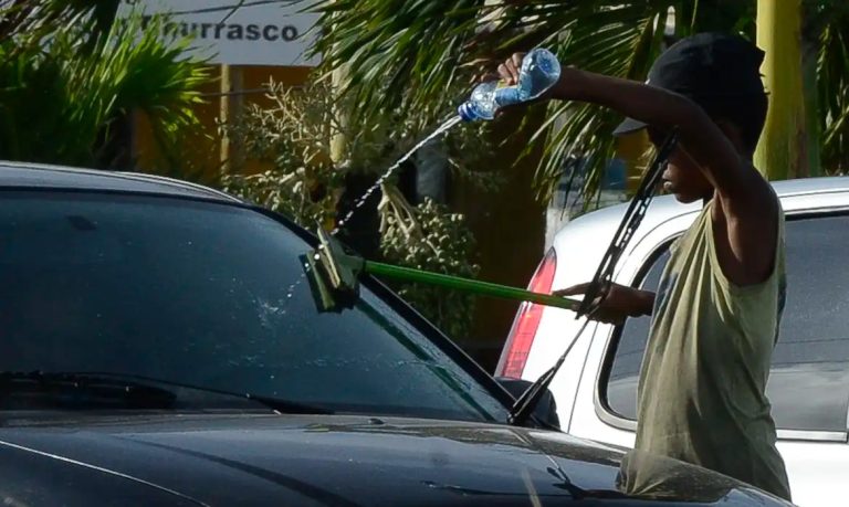 No Brasil, em 2022, havia 1,88 milhão de crianças e adolescentes de 5 a 17 anos de idade que trabalhavam em atividades econômicas. Foto: Valter Campanato/Agência Brasil