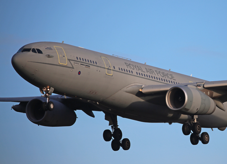 um Airbus KC3 Voyager RRR9301 A330-200, estava com um caça Eurofighter Typhoon em emergência e solicitou alteração de rota para pousar no Aeroporto do Galeão. Foto: Reprodução