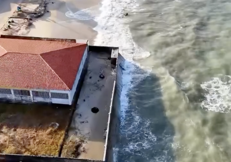 Com o avanço do mar, moradores também tiveram de ser retirados de suas residências. Foto: Reprodução