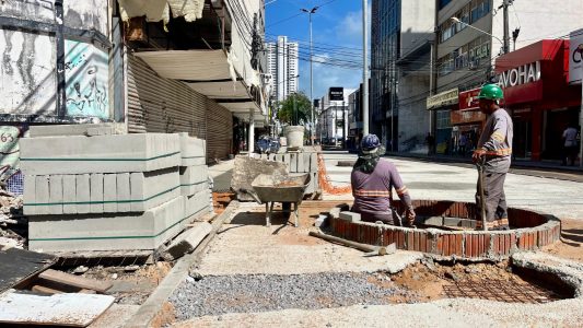 Na Avenida João Pessoa, as calçadas foram alargadas e ganharam mobiliários urbanos. Foto: Secom Natal