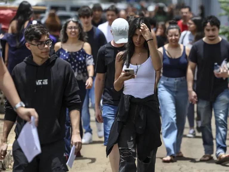 Houve aumento no número de inscritos no Enem 2024 em todas as faixas etárias e a maioria dos participantes são mulheres e jovens. Foto: Marcelo Camargo/Agência Brasil