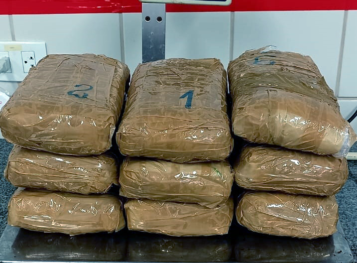 Ao todo, os nove tabletes trazidos pelo amazonense e apreendidos pela PF somaram 8,51 kg de maconha. Foto: Polícia Federal