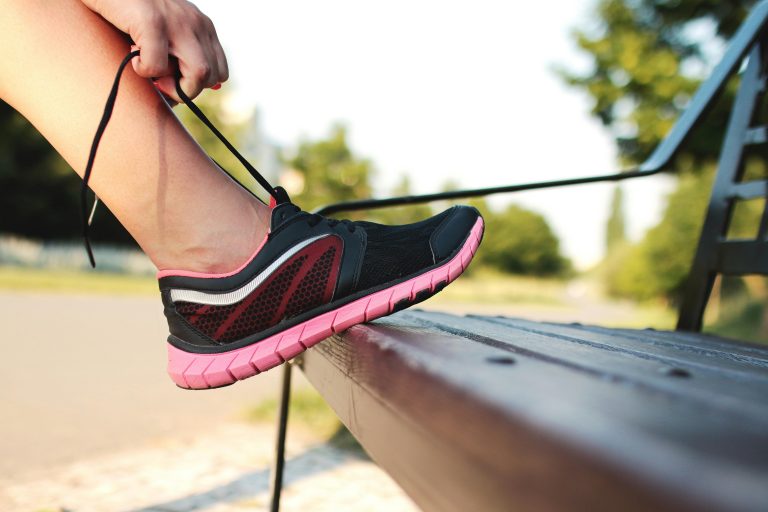 Caminhada melhora o controle da glicemia e é boa para a saúde óssea. Foto: Pexels