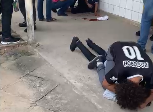 Estudante foi contida por outro aluno. Foto: Reprodução