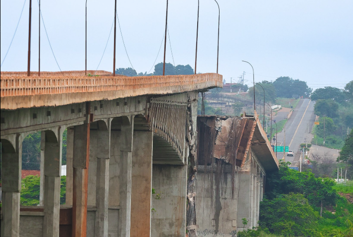 A queda da ponte deixou quatro pessoas mortas (três mulheres e um homem). Outras 13 pessoas continuam desaparecidas. Foto: Marcos Brandão/X