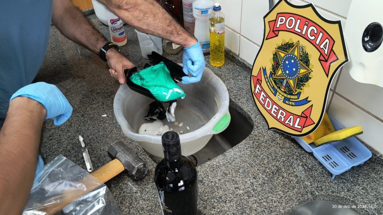 Cocaína dentro de garrafas de rum foi descoberta graças a cão detector de drogas e ao equipamento de raios-X. Foto: Polícia Federal