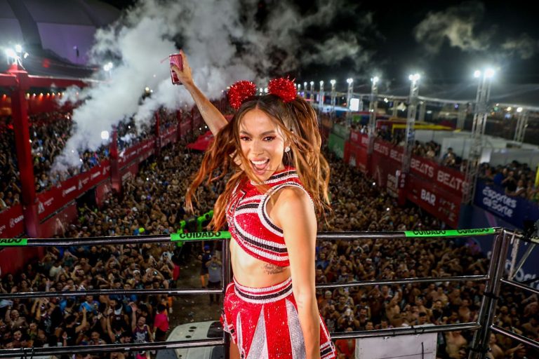 Anitta surpreendeu os foliões ao levar um gigantesco bandeirão de Red Mix. Foto: Divulgação