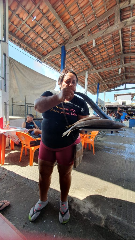 Linda prepara os pratos com os peixes que compra dos pescadores