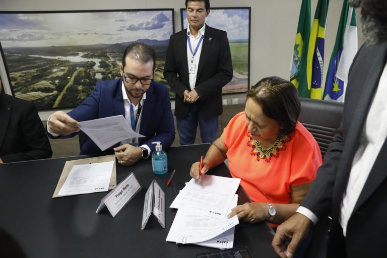 Governo do RN também assinou contrato visando a licitação do novo hospital. Fotos: Sandro Menezes - Assecom/RN