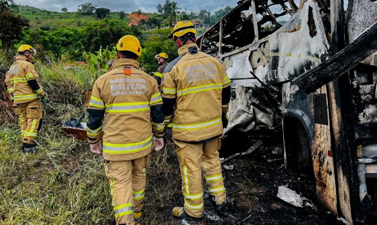 As autoridades ainda trabalham com a perícia no local do acidente em Minas Gerais (MG). Foto: Corpo de Bombeiros MG