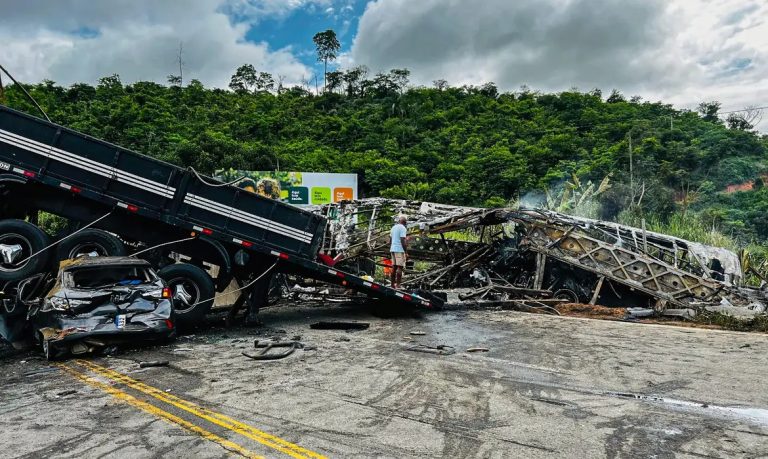 Em consequência dos ferimentos, 41 pessoas morreram. Ficaram feridas três pessoas, que continuam internadas. Foto: Corpo de Bombeiros MG