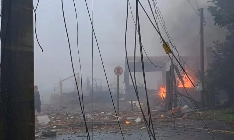 Avião de pequeno porte caiu em área urbana de Gramado e destruiu prédios. Foto: Reprodução