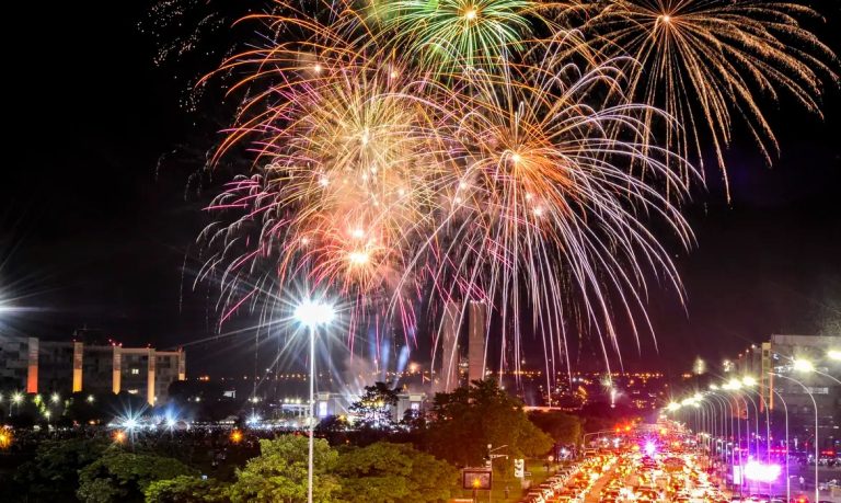 Também é importante que a compra de fogos de artifício seja feita em estabelecimentos autorizados. Foto: Marcello Casal jr/Agência Brasil