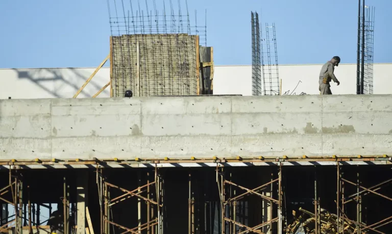 Entre as áreas que concentram o maior volume de obras paradas – e sem perspectiva de conclusão – estão educação e saúde. Foto: Marcelo Casal/Agência Brasil