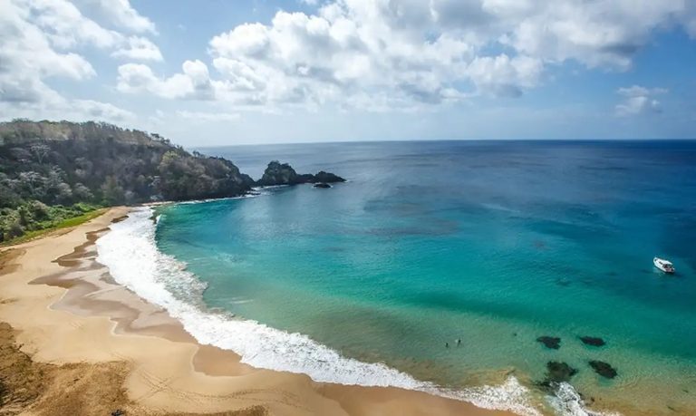 Taxa de preservação em Fernando de Noronha chega a R$ 7 mil para quem quiser passar um mês na ilha. Foto: Embratur