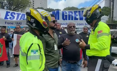 Funcionários da JMT promoveram protesto por falta de pagamento. Foto: Reprodução