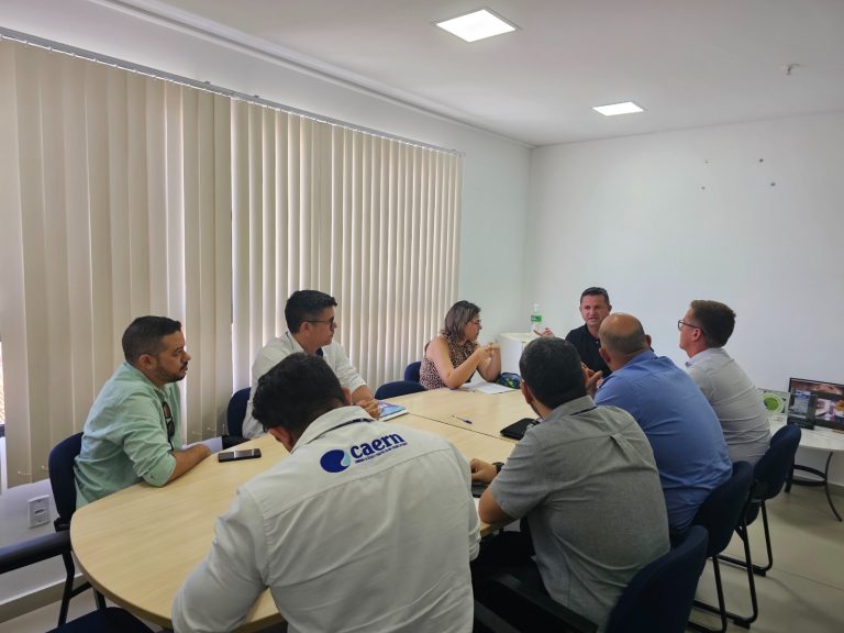 Encontro conduzido pelo supervisor geral de fiscalização ambiental da Semurb, Leonardo Almeida. Foto: Semurb