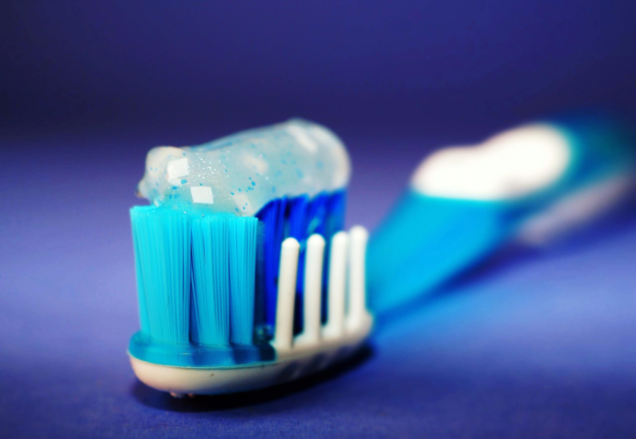 Anvisa alerta para uso de creme dental com fluoreto de estanho. Entenda ...