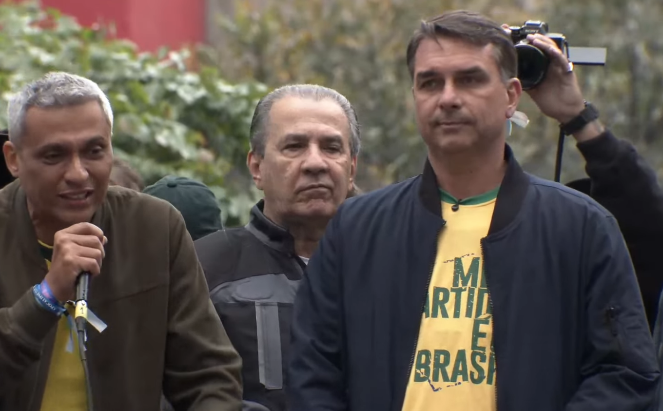 Flávio Bolsonaro reúne apoiadores e aliados na avenida Paulista em ato do 7 de Setembro. Assista ao vivo